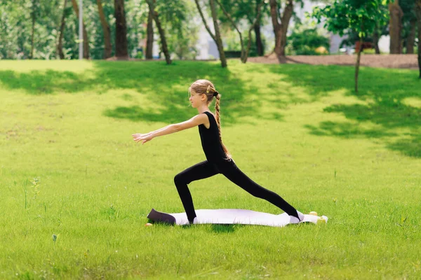 Slank Meisje Een Zwart Gymnastiek Uniform Voert Gymnastische Oefeningen Pilates — Stockfoto