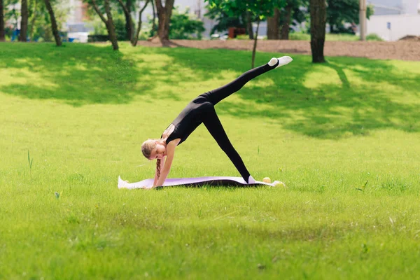 Slank Meisje Een Zwart Gymnastiek Uniform Voert Gymnastische Oefeningen Pilates — Stockfoto