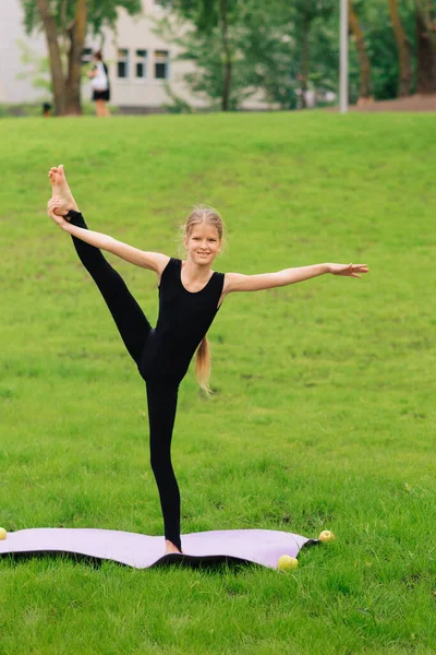 Slank Meisje Een Zwart Gymnastiek Uniform Voert Gymnastische Oefeningen Pilates — Stockfoto