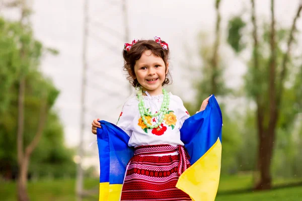 Lycklig Flicka Med Ukrainas Flagga Flickan Klädd Broderad Skjorta Den — Stockfoto