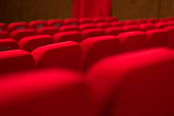 Pusta Sala Kinowa Czerwonymi Aksamitnymi Fotelami Kino Puste — Zdjęcie stockowe