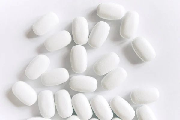 Valkoisia Pillereitä Valkoisella Taustalla Terveydenhuolto Lääketiede — kuvapankkivalokuva