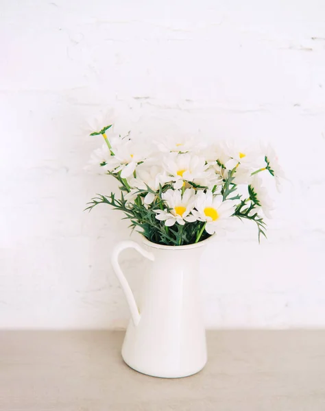 Μπουκέτο Από Μαργαρίτες Λουλούδια Ένα Λευκό Ρουστίκ Βάζο Στο Τραπέζι — Φωτογραφία Αρχείου