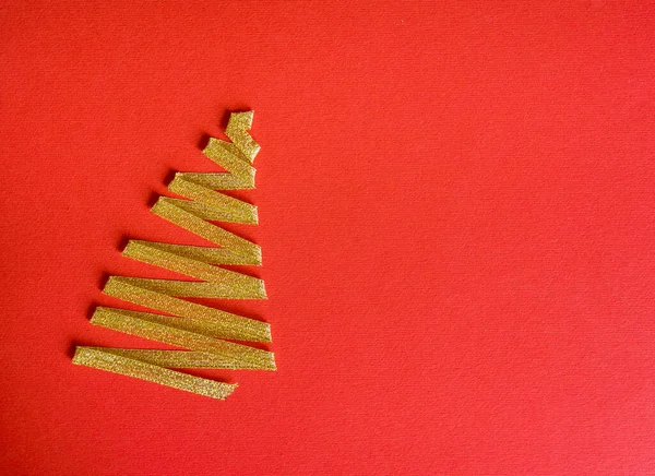 Karácsonyfa Készült Arany Szalagok Élénk Piros Háttér Újévi Karácsonyi Üdvözlőlap — Stock Fotó