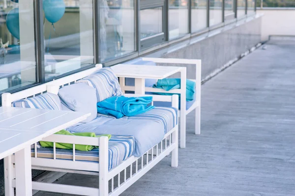 Banco Para Descanso Sobre Fondo Las Ventanas Cristal Del Edificio — Foto de Stock