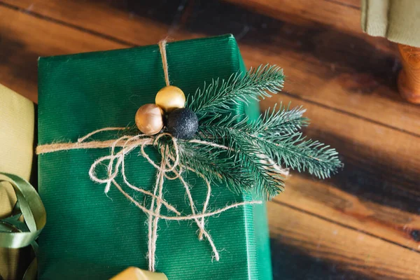 Scatola Regalo Natale Con Decorazione Del Ramo Dell Albero Natale — Foto Stock