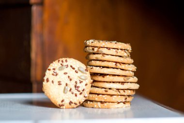 Sağlıklı beslenme. Mısır gevreği, susam tohumu ve tohumlu kurabiyeler..