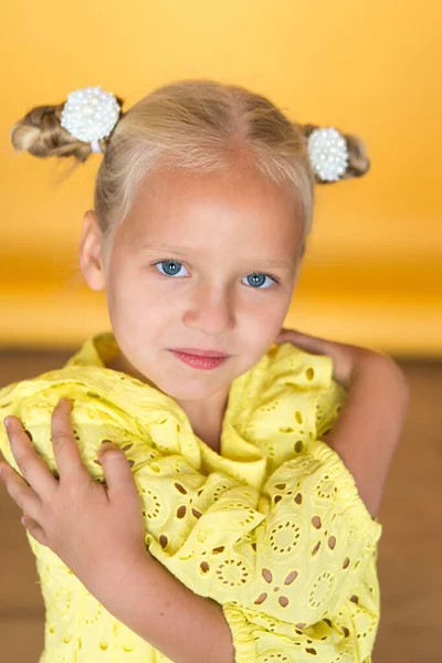 Menina Bonita Vestido Amarelo Fundo Amarelo Sólido Loira Com Cabelo — Fotografia de Stock