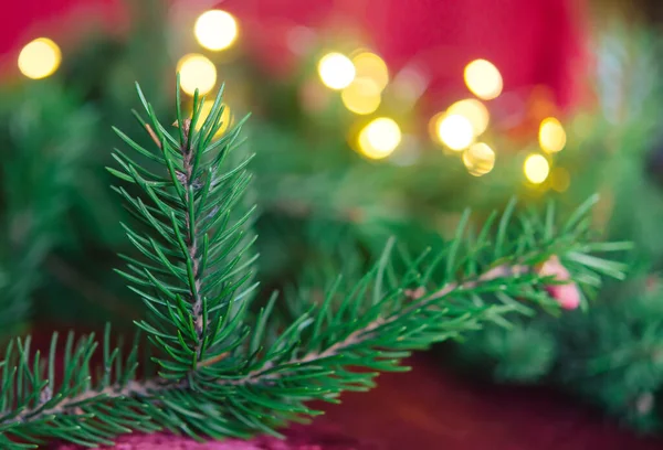 クリスマスの背景 赤い背景にコーンとクリスマスボールと緑の松の枝 境界線とコピースペース トップビューと創造的な組成 クリスマス — ストック写真