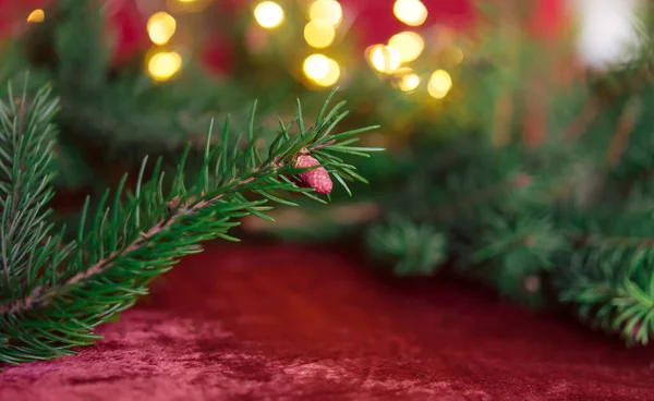 Weihnachten Hintergrund Grüne Tannenzweige Mit Zapfen Und Weihnachtskugeln Auf Rotem — Stockfoto