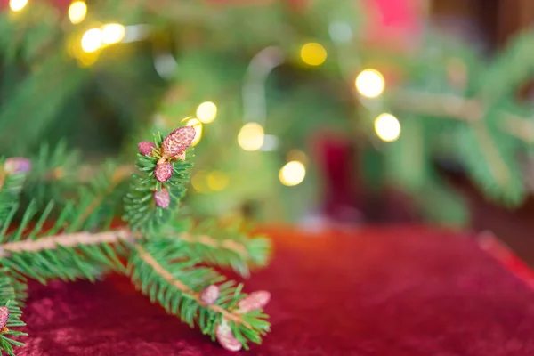 Weihnachten Hintergrund Grüne Tannenzweige Mit Zapfen Und Weihnachtskugeln Auf Rotem — Stockfoto