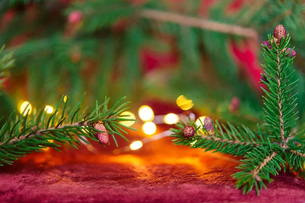 Weihnachten Hintergrund Grüne Tannenzweige Mit Zapfen Und Weihnachtskugeln Auf Rotem — Stockfoto