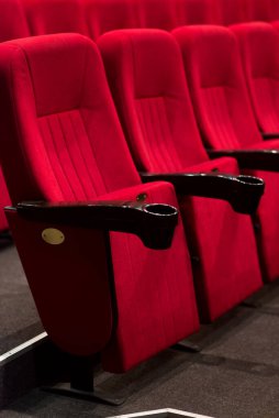 Kırmızı kadife koltuklu boş bir sinema odası. Boş sinema.