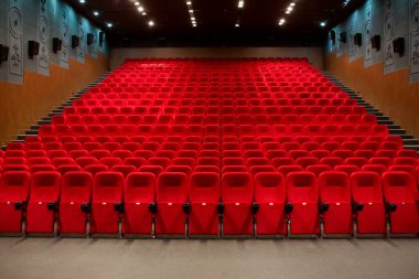 Kırmızı kadife koltuklu boş bir sinema odası. Boş sinema.