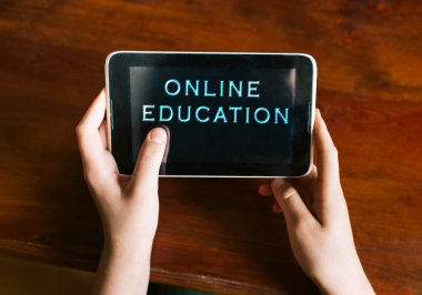 Erkek eller ekranda. Laptop modeli. Uzaktan öğrenme ya da evden çalışma. Çevrimiçi eğitim.