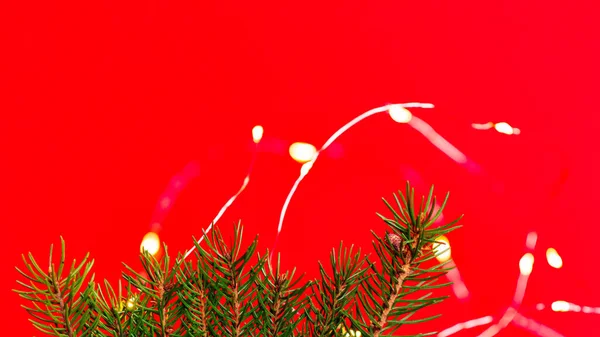 Ramas Abeto Sobre Fondo Rojo Luces Bombillas Tarjeta Navidad Plantilla —  Fotos de Stock