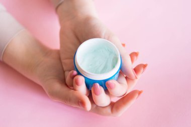 Güzel kadın elleri. Uygulama kremi, losyon. Spa ve manikür konsepti. Yumuşak cilt, cilt bakımı.