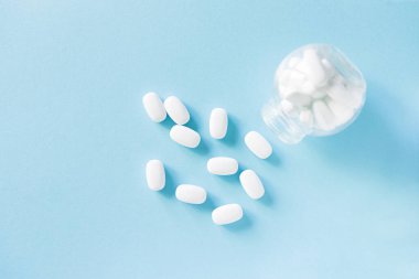 Mavi arka planda beyaz haplar