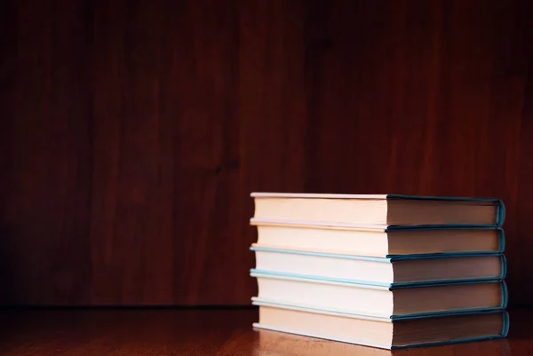 Boekenplank Met Boekenstapel Van Liegende Boeken Literaire Achtergrond Met Kopieerruimte — Stockfoto