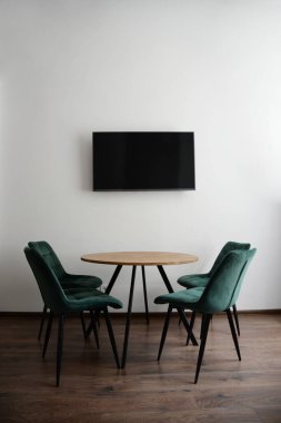 Masalı ve sandalyeli oda