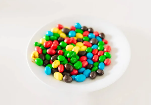 Bonbons Colorés Dans Une Assiette Sur Table — Photo