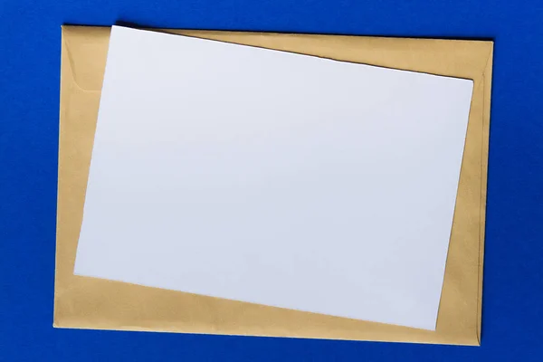 Czysta Kartka Papieru Koperta Jednostki Niebieskim Tle — Zdjęcie stockowe