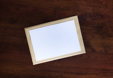 Ahşap arka planda boş kağıt ve el işi zarfı