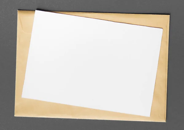 Puste Kartki Papieru Koperty Jednostki Szarym Tle — Zdjęcie stockowe