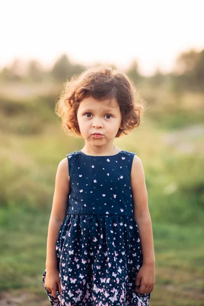 日没時に自然界の青いドレスの女の子 — ストック写真