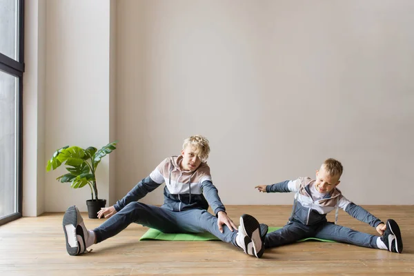 Домашний Спорт Дети Занимаются Йогой Гимнастикой Два Мальчика — стоковое фото