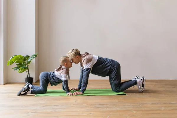 Thuis Sporten Kinderen Doen Yoga Gymnastiek Twee Jongens — Stockfoto