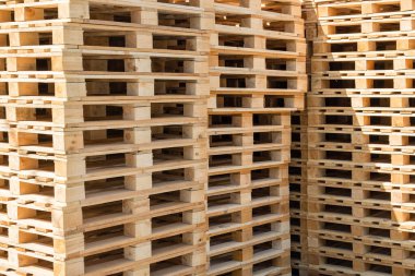 Kullanılmış Euro tipi ahşap paletler, depoda bir sürü sıra. Yeniden kullan ya da geri dönüşüm yap. Sanayi geçmişi