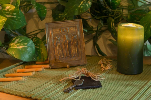 Kilise sunağı, İncil, haç ve mumlar. Kutsal zaman. Noel, dua ve Paskalya