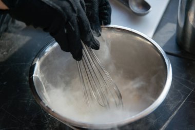 Aşçıbaşı dondurma yapıyor. Sıvı nitrojen ekliyor. Dondurma tatlısı yapma süreci.