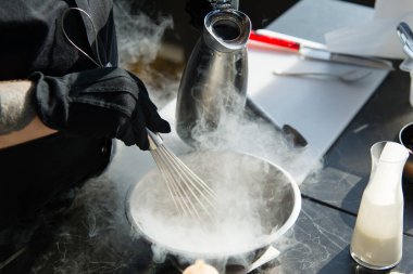 Aşçıbaşı dondurma yapıyor. Sıvı nitrojen ekliyor. Dondurma tatlısı yapma süreci.