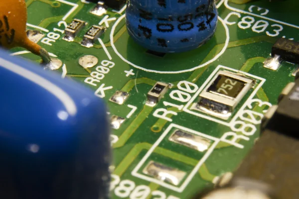 Placa de circuito com capacitores azuis — Fotografia de Stock