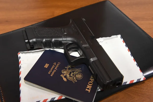 Siempre llevar pistola y pasaporte —  Fotos de Stock