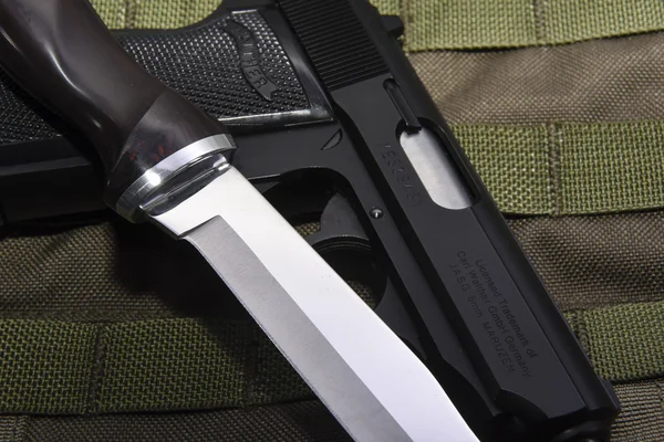 Walther ppk y cuchillo de filo recto —  Fotos de Stock