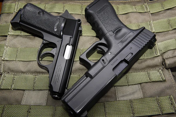 Dos pistolas espalda verde —  Fotos de Stock