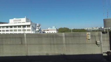 kahverengi daireler geçen tren