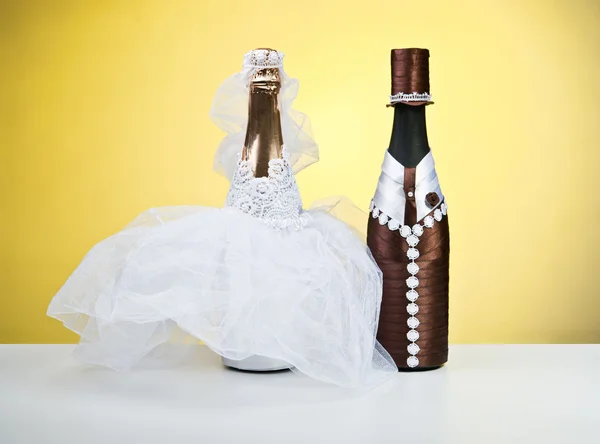 Botellas de recuerdo para una boda sobre fondo amarillo . Imágenes de stock libres de derechos