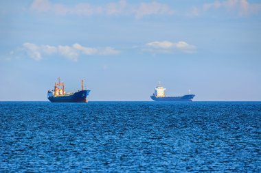 Kargo gemileri Roadstead üzerinde