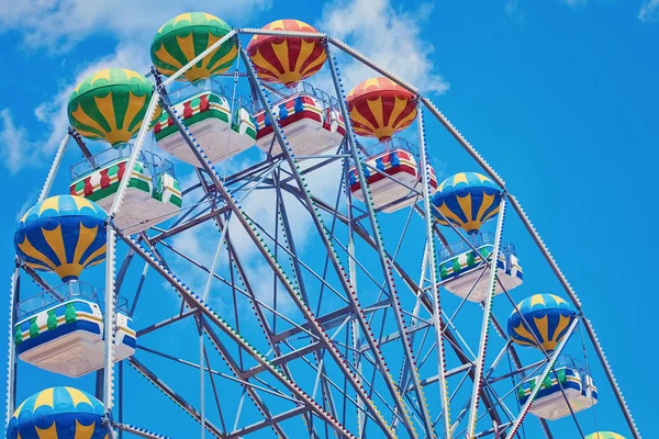 Roda gigante sobre o céu — Fotografia de Stock