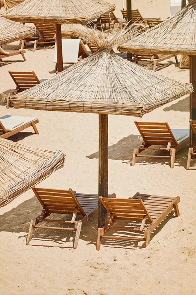 Umbrellas dan Sun Loungers — Stok Foto