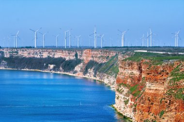 Cape Kaliakra üzerinde rüzgar türbinleri