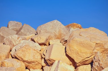 Gökyüzünün altında taşlar