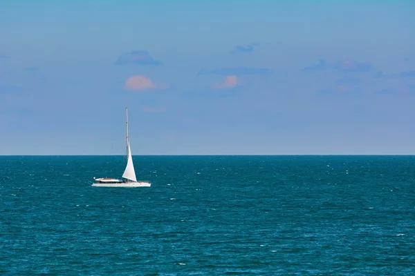 Jacht w morzu — Zdjęcie stockowe