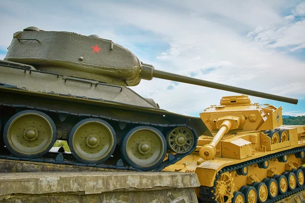 Tanque soviético supera a alemán uno — Foto de Stock