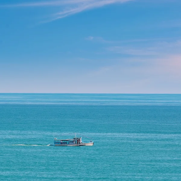 Bateau de plaisance dans la mer — Photo