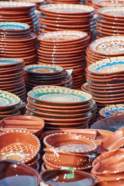 Vajilla de barro en el mercado de la cerámica — Foto de Stock